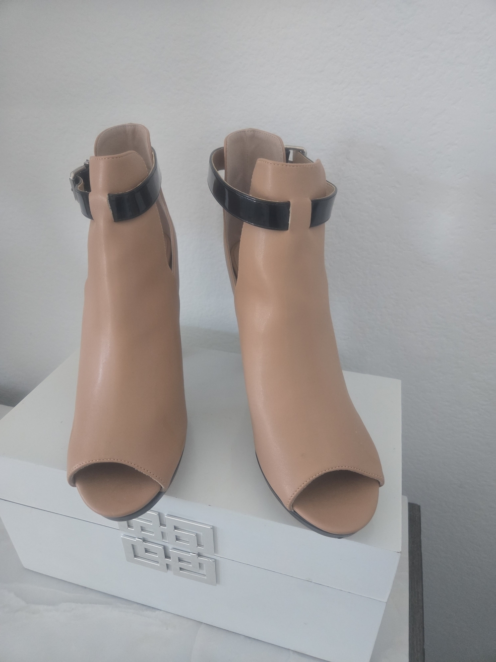 Source Unknown Beige Open-Toe Ankle Booties with Black Ankle Strap